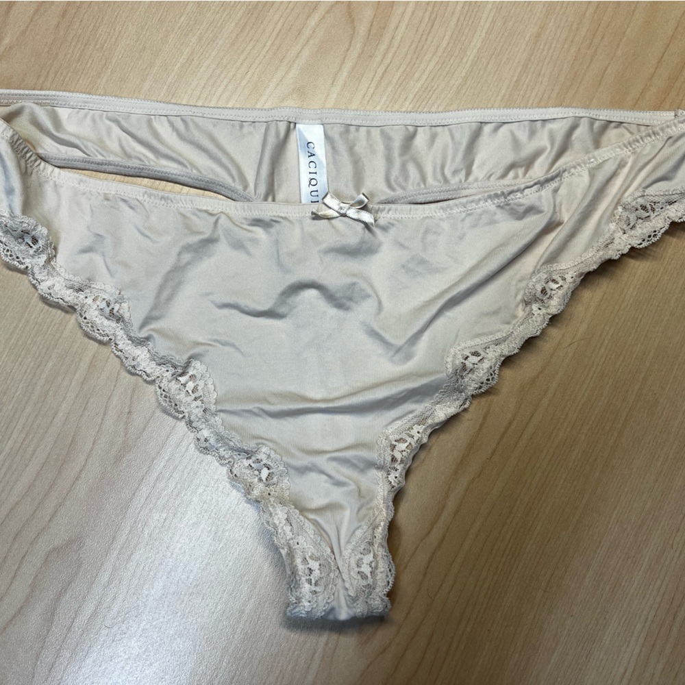 Cacique tan thong lace